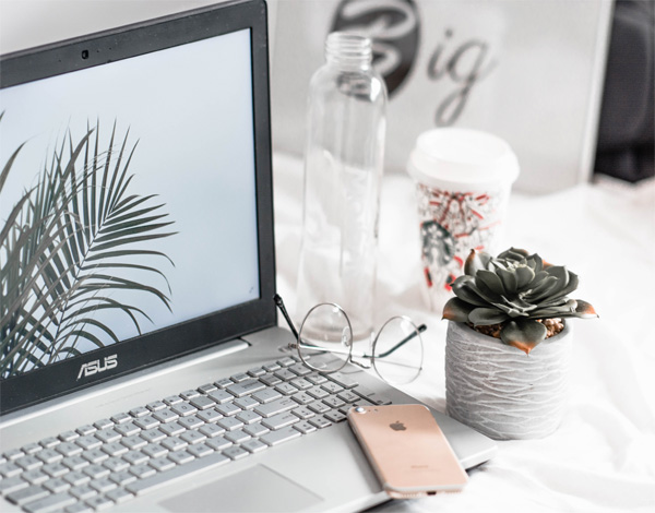 パソコンとスマートフォンの写真